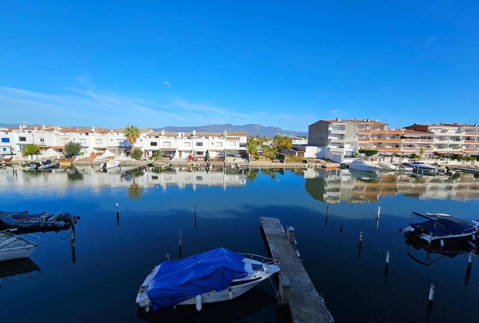 Grand Appartement Vue Canal إمبوريابرافا شقة